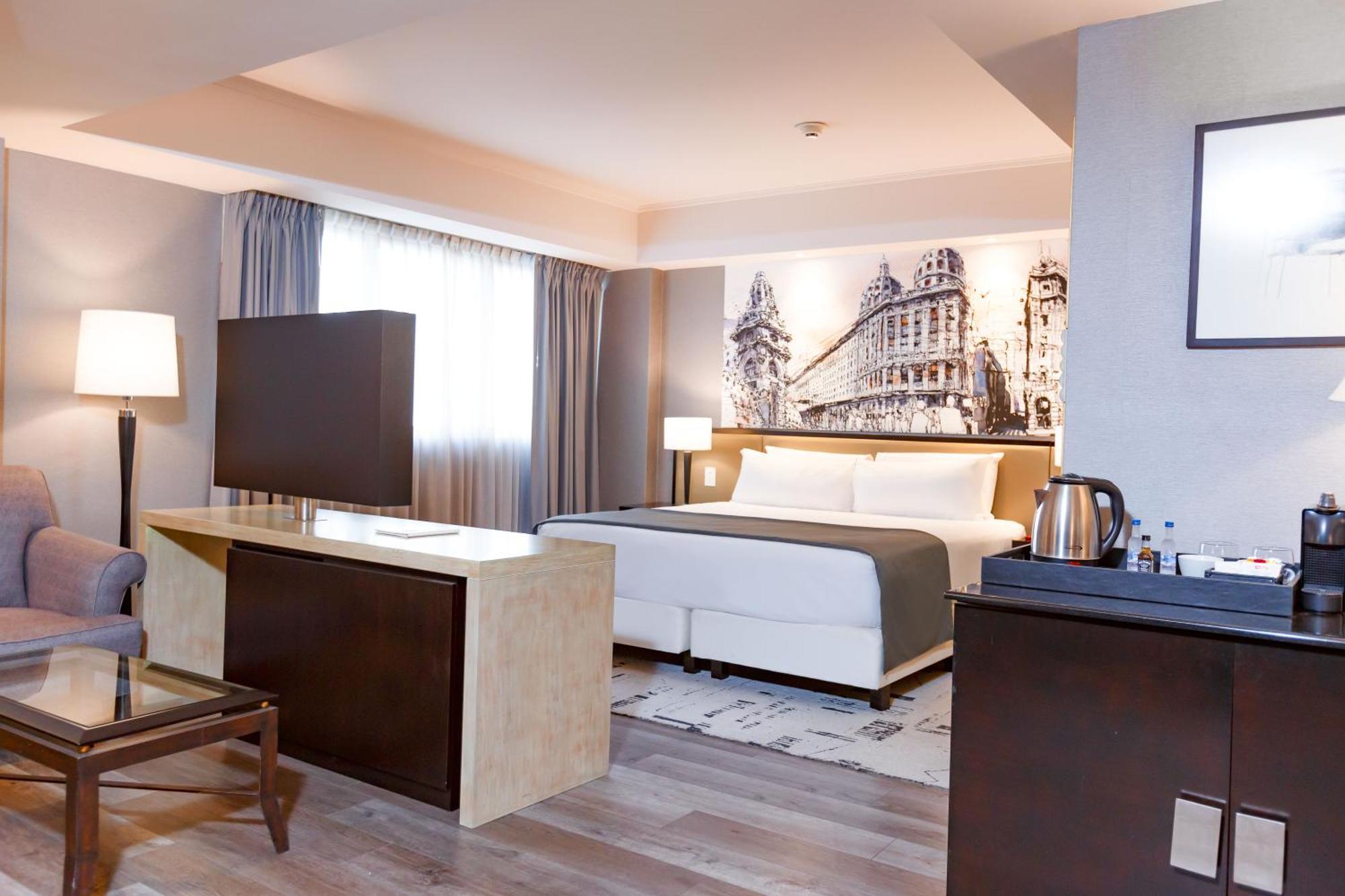 Junior King Suite Seating Area