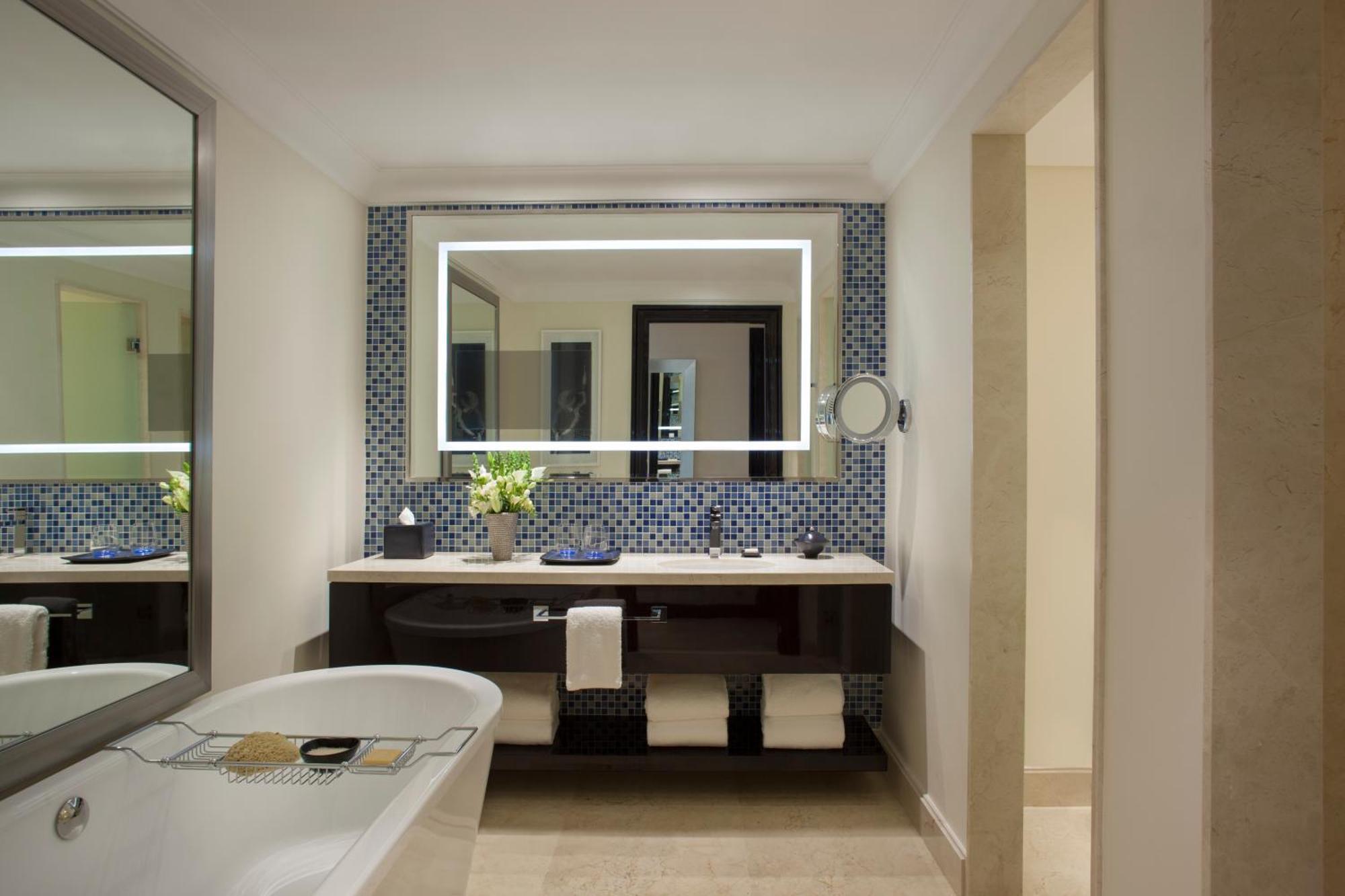 Quarto com 2 Camas de Solteiro e Vista da Cidade