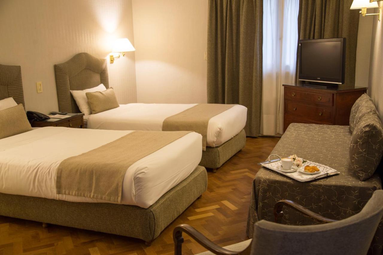 Quarto Triplo (2 Camas de Solteiro e 1 Cama Extra)